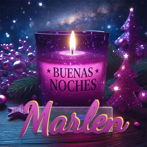 Vela morada brillante dentro de un vaso de vidrio, con la frase 'BUENAS NOCHES', rodeada de adornos festivos brillantes y pequeños árboles de Navidad bajo un cielo nocturno estrellado. El nombre aparece en un marco de vidrio transparente rectangular debajo del vaso. Nombre personalizado: Marlen.