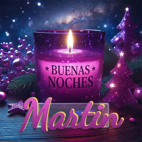 Vela morada brillante dentro de un vaso de vidrio, con la frase 'BUENAS NOCHES', rodeada de adornos festivos brillantes y pequeños árboles de Navidad bajo un cielo nocturno estrellado. El nombre aparece en un marco de vidrio transparente rectangular debajo del vaso. Nombre personalizado: Martin.