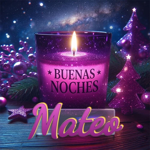 Vela morada brillante dentro de un vaso de vidrio, con la frase 'BUENAS NOCHES', rodeada de adornos festivos brillantes y pequeños árboles de Navidad bajo un cielo nocturno estrellado. El nombre aparece en un marco de vidrio transparente rectangular debajo del vaso. Nombre personalizado: Mateo.
