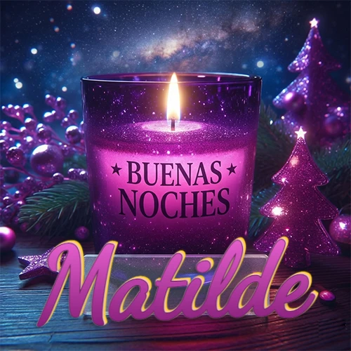 Vela morada brillante dentro de un vaso de vidrio, con la frase 'BUENAS NOCHES', rodeada de adornos festivos brillantes y pequeños árboles de Navidad bajo un cielo nocturno estrellado. El nombre aparece en un marco de vidrio transparente rectangular debajo del vaso. Nombre personalizado: Matilde.