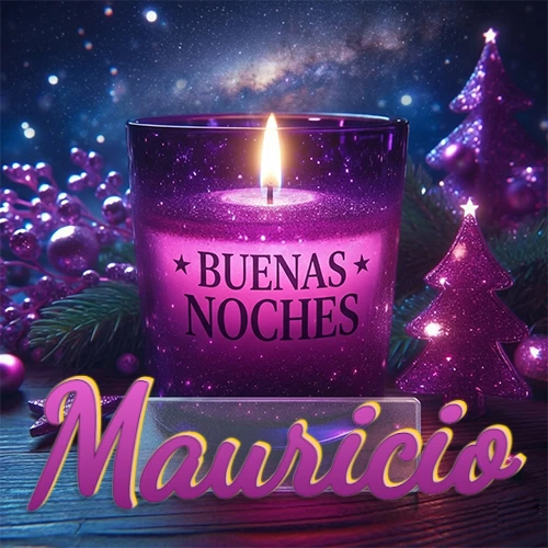 Vela morada brillante dentro de un vaso de vidrio, con la frase 'BUENAS NOCHES', rodeada de adornos festivos brillantes y pequeños árboles de Navidad bajo un cielo nocturno estrellado. El nombre aparece en un marco de vidrio transparente rectangular debajo del vaso. Nombre personalizado: Mauricio.