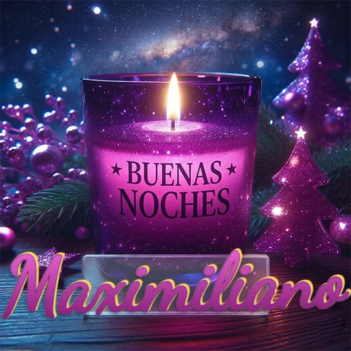 Vela morada brillante dentro de un vaso de vidrio, con la frase 'BUENAS NOCHES', rodeada de adornos festivos brillantes y pequeños árboles de Navidad bajo un cielo nocturno estrellado. El nombre aparece en un marco de vidrio transparente rectangular debajo del vaso. Nombre personalizado: Maximiliano.