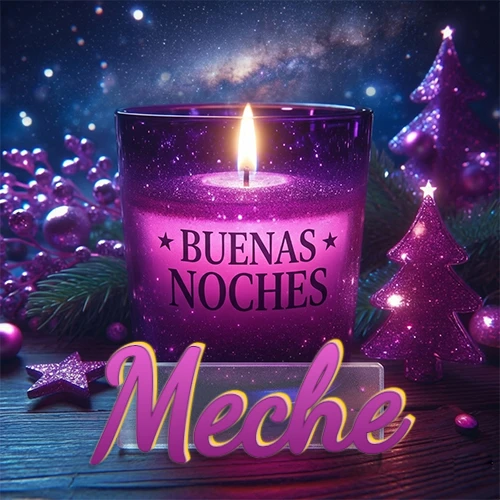 Vela morada brillante dentro de un vaso de vidrio, con la frase 'BUENAS NOCHES', rodeada de adornos festivos brillantes y pequeños árboles de Navidad bajo un cielo nocturno estrellado. El nombre aparece en un marco de vidrio transparente rectangular debajo del vaso. Nombre personalizado: Meche.
