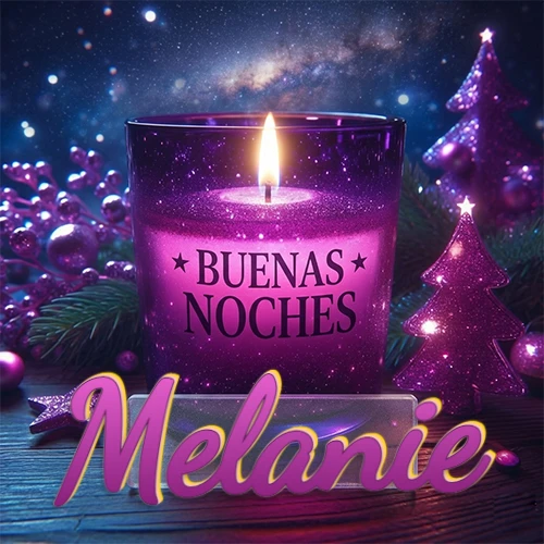 Vela morada brillante dentro de un vaso de vidrio, con la frase 'BUENAS NOCHES', rodeada de adornos festivos brillantes y pequeños árboles de Navidad bajo un cielo nocturno estrellado. El nombre aparece en un marco de vidrio transparente rectangular debajo del vaso. Nombre personalizado: Melanie.