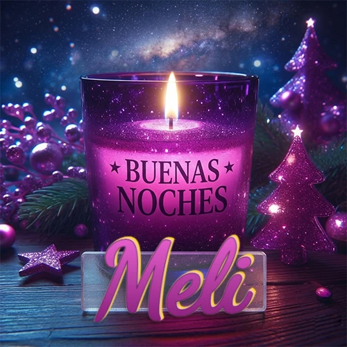 Vela morada brillante dentro de un vaso de vidrio, con la frase 'BUENAS NOCHES', rodeada de adornos festivos brillantes y pequeños árboles de Navidad bajo un cielo nocturno estrellado. El nombre aparece en un marco de vidrio transparente rectangular debajo del vaso. Nombre personalizado: Meli.