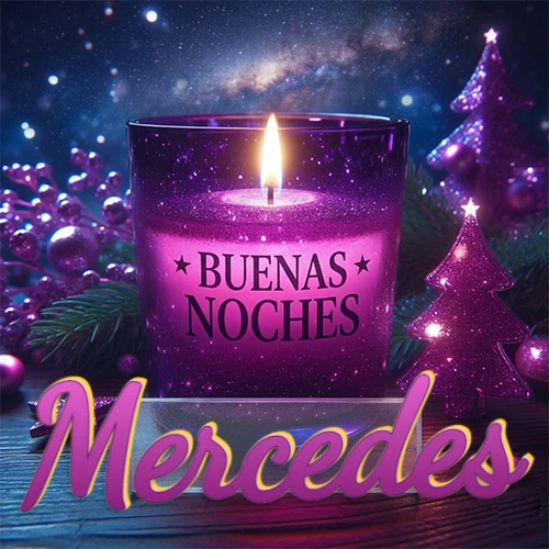 Vela morada brillante dentro de un vaso de vidrio, con la frase 'BUENAS NOCHES', rodeada de adornos festivos brillantes y pequeños árboles de Navidad bajo un cielo nocturno estrellado. El nombre aparece en un marco de vidrio transparente rectangular debajo del vaso. Nombre personalizado: Mercedes.