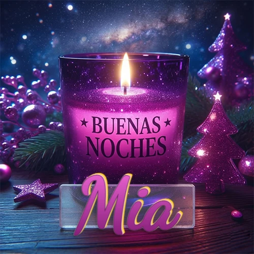 Vela morada brillante dentro de un vaso de vidrio, con la frase 'BUENAS NOCHES', rodeada de adornos festivos brillantes y pequeños árboles de Navidad bajo un cielo nocturno estrellado. El nombre aparece en un marco de vidrio transparente rectangular debajo del vaso. Nombre personalizado: Mia.