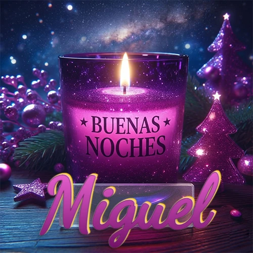 Vela morada brillante dentro de un vaso de vidrio, con la frase 'BUENAS NOCHES', rodeada de adornos festivos brillantes y pequeños árboles de Navidad bajo un cielo nocturno estrellado. El nombre aparece en un marco de vidrio transparente rectangular debajo del vaso. Nombre personalizado: Miguel.