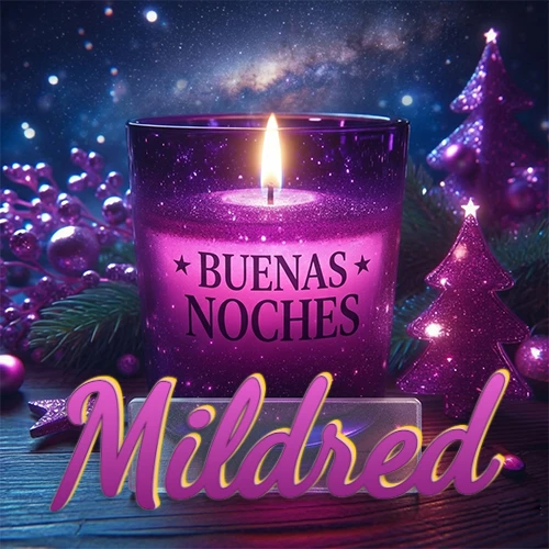 Vela morada brillante dentro de un vaso de vidrio, con la frase 'BUENAS NOCHES', rodeada de adornos festivos brillantes y pequeños árboles de Navidad bajo un cielo nocturno estrellado. El nombre aparece en un marco de vidrio transparente rectangular debajo del vaso. Nombre personalizado: Mildred. Vela morada brillante dentro de un vaso de vidrio, con la frase 'BUENAS NOCHES', rodeada de adornos festivos brillantes y pequeños árboles de Navidad bajo un cielo nocturno estrellado. El nombre aparece en un marco de vidrio transparente rectangular debajo del vaso. Nombre personalizado: Mildred.