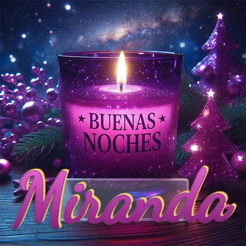 Vela morada brillante dentro de un vaso de vidrio, con la frase 'BUENAS NOCHES', rodeada de adornos festivos brillantes y pequeños árboles de Navidad bajo un cielo nocturno estrellado. El nombre aparece en un marco de vidrio transparente rectangular debajo del vaso. Nombre personalizado: Miranda.