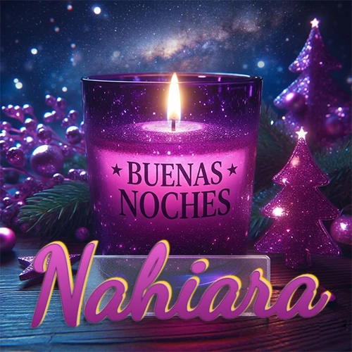 Vela morada brillante dentro de un vaso de vidrio, con la frase 'BUENAS NOCHES', rodeada de adornos festivos brillantes y pequeños árboles de Navidad bajo un cielo nocturno estrellado. El nombre aparece en un marco de vidrio transparente rectangular debajo del vaso. Nombre personalizado: Nahiara.