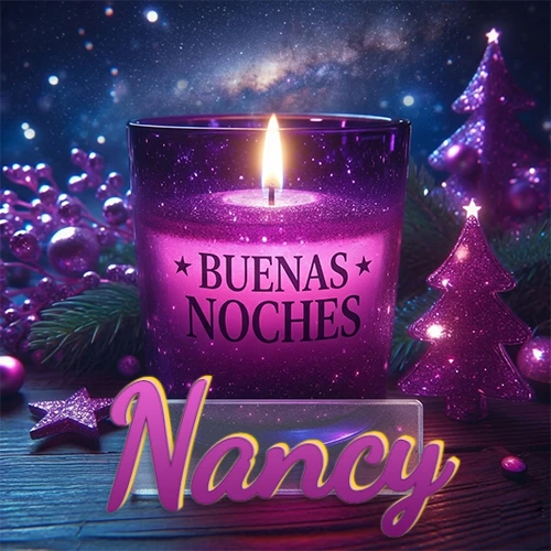 Vela morada brillante dentro de un vaso de vidrio, con la frase 'BUENAS NOCHES', rodeada de adornos festivos brillantes y pequeños árboles de Navidad bajo un cielo nocturno estrellado. El nombre aparece en un marco de vidrio transparente rectangular debajo del vaso. Nombre personalizado: Nancy.