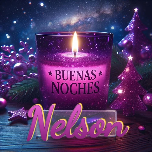 Vela morada brillante dentro de un vaso de vidrio, con la frase 'BUENAS NOCHES', rodeada de adornos festivos brillantes y pequeños árboles de Navidad bajo un cielo nocturno estrellado. El nombre aparece en un marco de vidrio transparente rectangular debajo del vaso. Nombre personalizado: Nelson.