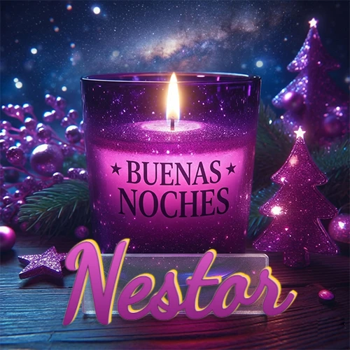 Vela morada brillante dentro de un vaso de vidrio, con la frase 'BUENAS NOCHES', rodeada de adornos festivos brillantes y pequeños árboles de Navidad bajo un cielo nocturno estrellado. El nombre aparece en un marco de vidrio transparente rectangular debajo del vaso. Nombre personalizado: Nestor.