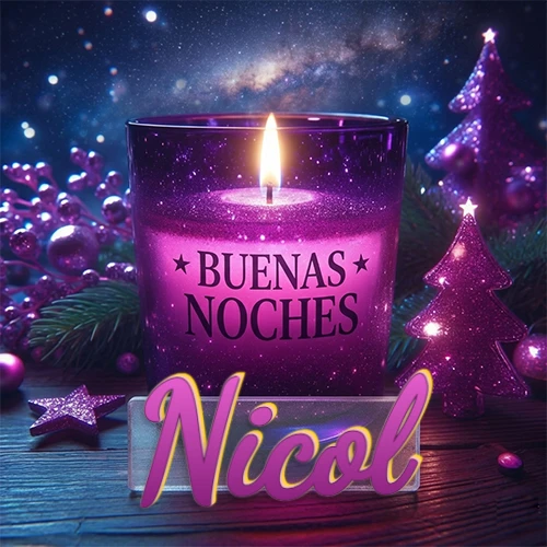 Vela morada brillante dentro de un vaso de vidrio, con la frase 'BUENAS NOCHES', rodeada de adornos festivos brillantes y pequeños árboles de Navidad bajo un cielo nocturno estrellado. El nombre aparece en un marco de vidrio transparente rectangular debajo del vaso. Nombre personalizado: Nicol.