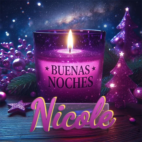 Vela morada brillante dentro de un vaso de vidrio, con la frase 'BUENAS NOCHES', rodeada de adornos festivos brillantes y pequeños árboles de Navidad bajo un cielo nocturno estrellado. El nombre aparece en un marco de vidrio transparente rectangular debajo del vaso. Nombre personalizado: Nicole.