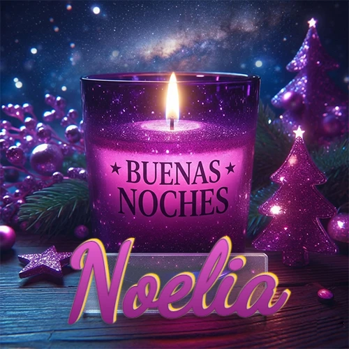 Vela morada brillante dentro de un vaso de vidrio, con la frase 'BUENAS NOCHES', rodeada de adornos festivos brillantes y pequeños árboles de Navidad bajo un cielo nocturno estrellado. El nombre aparece en un marco de vidrio transparente rectangular debajo del vaso. Nombre personalizado: Noelia.