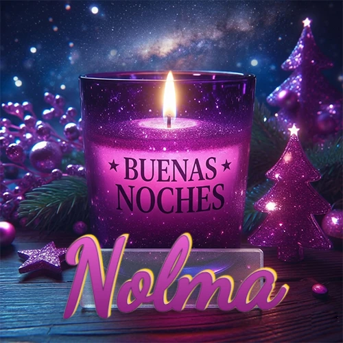 Vela morada brillante dentro de un vaso de vidrio, con la frase 'BUENAS NOCHES', rodeada de adornos festivos brillantes y pequeños árboles de Navidad bajo un cielo nocturno estrellado. El nombre aparece en un marco de vidrio transparente rectangular debajo del vaso. Nombre personalizado: Nolma.