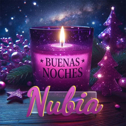 Vela morada brillante dentro de un vaso de vidrio, con la frase 'BUENAS NOCHES', rodeada de adornos festivos brillantes y pequeños árboles de Navidad bajo un cielo nocturno estrellado. El nombre aparece en un marco de vidrio transparente rectangular debajo del vaso. Nombre personalizado: Nubia.