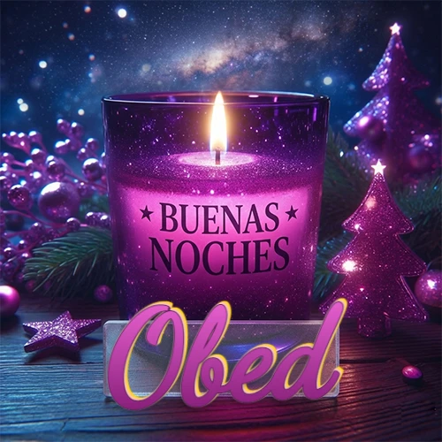 Vela morada brillante dentro de un vaso de vidrio, con la frase 'BUENAS NOCHES', rodeada de adornos festivos brillantes y pequeños árboles de Navidad bajo un cielo nocturno estrellado. El nombre aparece en un marco de vidrio transparente rectangular debajo del vaso. Nombre personalizado: Obed.
