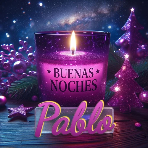 Vela morada brillante dentro de un vaso de vidrio, con la frase 'BUENAS NOCHES', rodeada de adornos festivos brillantes y pequeños árboles de Navidad bajo un cielo nocturno estrellado. El nombre aparece en un marco de vidrio transparente rectangular debajo del vaso. Nombre personalizado: Pablo.