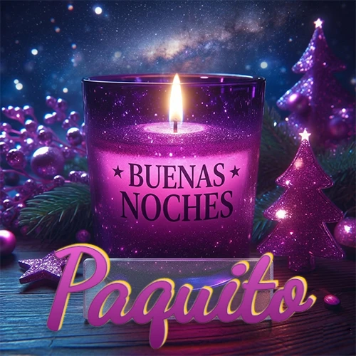 Vela morada brillante dentro de un vaso de vidrio, con la frase 'BUENAS NOCHES', rodeada de adornos festivos brillantes y pequeños árboles de Navidad bajo un cielo nocturno estrellado. El nombre aparece en un marco de vidrio transparente rectangular debajo del vaso. Nombre personalizado: Paquito.
