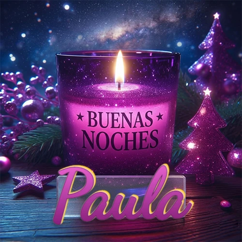 Vela morada brillante dentro de un vaso de vidrio, con la frase 'BUENAS NOCHES', rodeada de adornos festivos brillantes y pequeños árboles de Navidad bajo un cielo nocturno estrellado. El nombre aparece en un marco de vidrio transparente rectangular debajo del vaso. Nombre personalizado: Paula.