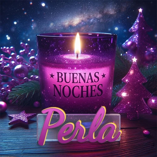 Vela morada brillante dentro de un vaso de vidrio, con la frase 'BUENAS NOCHES', rodeada de adornos festivos brillantes y pequeños árboles de Navidad bajo un cielo nocturno estrellado. El nombre aparece en un marco de vidrio transparente rectangular debajo del vaso. Nombre personalizado: Perla.