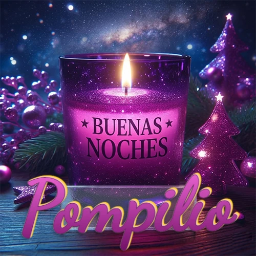 Vela morada brillante dentro de un vaso de vidrio, con la frase 'BUENAS NOCHES', rodeada de adornos festivos brillantes y pequeños árboles de Navidad bajo un cielo nocturno estrellado. El nombre aparece en un marco de vidrio transparente rectangular debajo del vaso. Nombre personalizado: Pompilio.