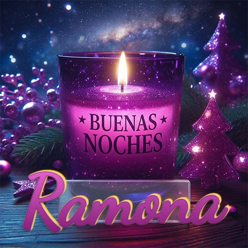 Vela morada brillante dentro de un vaso de vidrio, con la frase 'BUENAS NOCHES', rodeada de adornos festivos brillantes y pequeños árboles de Navidad bajo un cielo nocturno estrellado. El nombre aparece en un marco de vidrio transparente rectangular debajo del vaso. Nombre personalizado: Ramona.