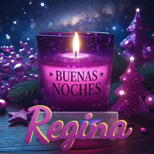 Vela morada brillante dentro de un vaso de vidrio, con la frase 'BUENAS NOCHES', rodeada de adornos festivos brillantes y pequeños árboles de Navidad bajo un cielo nocturno estrellado. El nombre aparece en un marco de vidrio transparente rectangular debajo del vaso. Nombre personalizado: Regina.