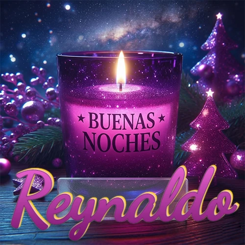 Vela morada brillante dentro de un vaso de vidrio, con la frase 'BUENAS NOCHES', rodeada de adornos festivos brillantes y pequeños árboles de Navidad bajo un cielo nocturno estrellado. El nombre aparece en un marco de vidrio transparente rectangular debajo del vaso. Nombre personalizado: Reynaldo. Vela morada brillante dentro de un vaso de vidrio, con la frase 'BUENAS NOCHES', rodeada de adornos festivos brillantes y pequeños árboles de Navidad bajo un cielo nocturno estrellado. El nombre aparece en un marco de vidrio transparente rectangular debajo del vaso. Nombre personalizado: Reynaldo.