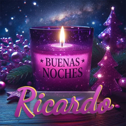 Vela morada brillante dentro de un vaso de vidrio, con la frase 'BUENAS NOCHES', rodeada de adornos festivos brillantes y pequeños árboles de Navidad bajo un cielo nocturno estrellado. El nombre aparece en un marco de vidrio transparente rectangular debajo del vaso. Nombre personalizado: Ricardo. Vela morada brillante dentro de un vaso de vidrio, con la frase 'BUENAS NOCHES', rodeada de adornos festivos brillantes y pequeños árboles de Navidad bajo un cielo nocturno estrellado. El nombre aparece en un marco de vidrio transparente rectangular debajo del vaso. Nombre personalizado: Ricardo.