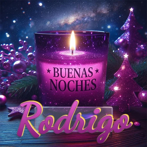 Vela morada brillante dentro de un vaso de vidrio, con la frase 'BUENAS NOCHES', rodeada de adornos festivos brillantes y pequeños árboles de Navidad bajo un cielo nocturno estrellado. El nombre aparece en un marco de vidrio transparente rectangular debajo del vaso. Nombre personalizado: Rodrigo.