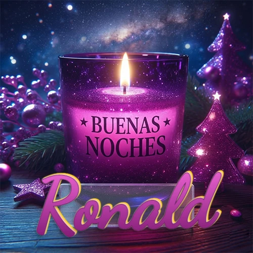 Vela morada brillante dentro de un vaso de vidrio, con la frase 'BUENAS NOCHES', rodeada de adornos festivos brillantes y pequeños árboles de Navidad bajo un cielo nocturno estrellado. El nombre aparece en un marco de vidrio transparente rectangular debajo del vaso. Nombre personalizado: Ronald.