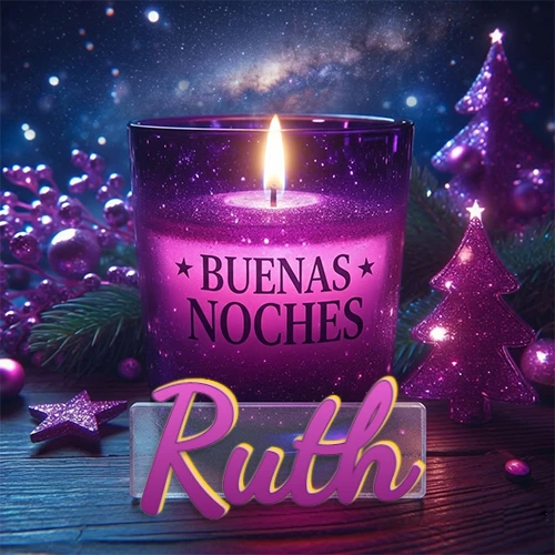 Vela morada brillante dentro de un vaso de vidrio, con la frase 'BUENAS NOCHES', rodeada de adornos festivos brillantes y pequeños árboles de Navidad bajo un cielo nocturno estrellado. El nombre aparece en un marco de vidrio transparente rectangular debajo del vaso. Nombre personalizado: Ruth.