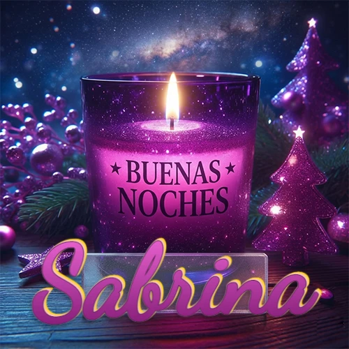 Vela morada brillante dentro de un vaso de vidrio, con la frase 'BUENAS NOCHES', rodeada de adornos festivos brillantes y pequeños árboles de Navidad bajo un cielo nocturno estrellado. El nombre aparece en un marco de vidrio transparente rectangular debajo del vaso. Nombre personalizado: Sabrina. Vela morada brillante dentro de un vaso de vidrio, con la frase 'BUENAS NOCHES', rodeada de adornos festivos brillantes y pequeños árboles de Navidad bajo un cielo nocturno estrellado. El nombre aparece en un marco de vidrio transparente rectangular debajo del vaso. Nombre personalizado: Sabrina.
