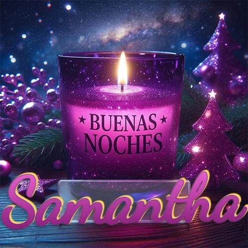 Vela morada brillante dentro de un vaso de vidrio, con la frase 'BUENAS NOCHES', rodeada de adornos festivos brillantes y pequeños árboles de Navidad bajo un cielo nocturno estrellado. El nombre aparece en un marco de vidrio transparente rectangular debajo del vaso. Nombre personalizado: Samantha.