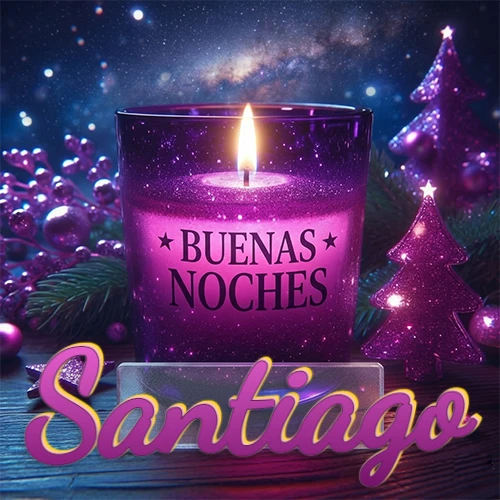 Vela morada brillante dentro de un vaso de vidrio, con la frase 'BUENAS NOCHES', rodeada de adornos festivos brillantes y pequeños árboles de Navidad bajo un cielo nocturno estrellado. El nombre aparece en un marco de vidrio transparente rectangular debajo del vaso. Nombre personalizado: Santiago. Vela morada brillante dentro de un vaso de vidrio, con la frase 'BUENAS NOCHES', rodeada de adornos festivos brillantes y pequeños árboles de Navidad bajo un cielo nocturno estrellado. El nombre aparece en un marco de vidrio transparente rectangular debajo del vaso. Nombre personalizado: Santiago.