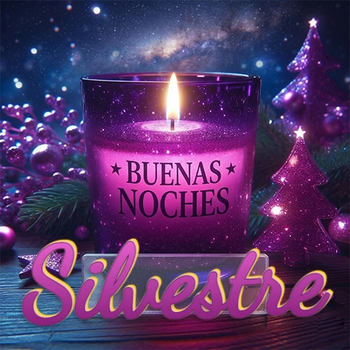 Vela morada brillante dentro de un vaso de vidrio, con la frase 'BUENAS NOCHES', rodeada de adornos festivos brillantes y pequeños árboles de Navidad bajo un cielo nocturno estrellado. El nombre aparece en un marco de vidrio transparente rectangular debajo del vaso. Nombre personalizado: Silvestre.