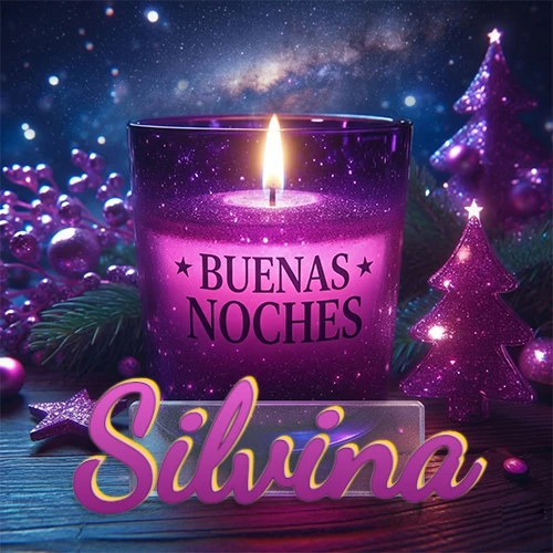 Vela morada brillante dentro de un vaso de vidrio, con la frase 'BUENAS NOCHES', rodeada de adornos festivos brillantes y pequeños árboles de Navidad bajo un cielo nocturno estrellado. El nombre aparece en un marco de vidrio transparente rectangular debajo del vaso. Nombre personalizado: Silvina.