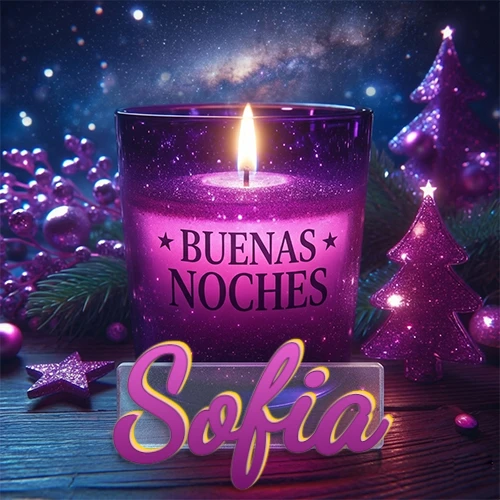 Vela morada brillante dentro de un vaso de vidrio, con la frase 'BUENAS NOCHES', rodeada de adornos festivos brillantes y pequeños árboles de Navidad bajo un cielo nocturno estrellado. El nombre aparece en un marco de vidrio transparente rectangular debajo del vaso. Nombre personalizado: Sofia.
