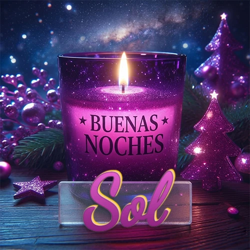 Vela morada brillante dentro de un vaso de vidrio, con la frase 'BUENAS NOCHES', rodeada de adornos festivos brillantes y pequeños árboles de Navidad bajo un cielo nocturno estrellado. El nombre aparece en un marco de vidrio transparente rectangular debajo del vaso. Nombre personalizado: Sol.