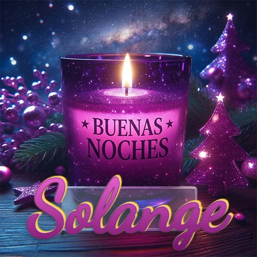 Vela morada brillante dentro de un vaso de vidrio, con la frase 'BUENAS NOCHES', rodeada de adornos festivos brillantes y pequeños árboles de Navidad bajo un cielo nocturno estrellado. El nombre aparece en un marco de vidrio transparente rectangular debajo del vaso. Nombre personalizado: Solange. Vela morada brillante dentro de un vaso de vidrio, con la frase 'BUENAS NOCHES', rodeada de adornos festivos brillantes y pequeños árboles de Navidad bajo un cielo nocturno estrellado. El nombre aparece en un marco de vidrio transparente rectangular debajo del vaso. Nombre personalizado: Solange.