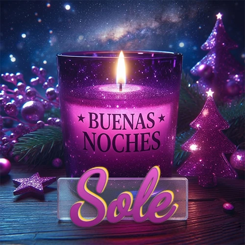 Vela morada brillante dentro de un vaso de vidrio, con la frase 'BUENAS NOCHES', rodeada de adornos festivos brillantes y pequeños árboles de Navidad bajo un cielo nocturno estrellado. El nombre aparece en un marco de vidrio transparente rectangular debajo del vaso. Nombre personalizado: Sole.