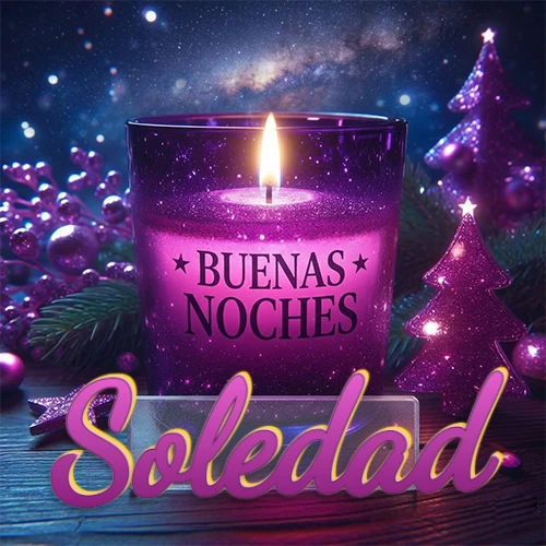 Vela morada brillante dentro de un vaso de vidrio, con la frase 'BUENAS NOCHES', rodeada de adornos festivos brillantes y pequeños árboles de Navidad bajo un cielo nocturno estrellado. El nombre aparece en un marco de vidrio transparente rectangular debajo del vaso. Nombre personalizado: Soledad.