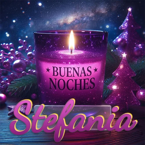 Vela morada brillante dentro de un vaso de vidrio, con la frase 'BUENAS NOCHES', rodeada de adornos festivos brillantes y pequeños árboles de Navidad bajo un cielo nocturno estrellado. El nombre aparece en un marco de vidrio transparente rectangular debajo del vaso. Nombre personalizado: Stefania. Vela morada brillante dentro de un vaso de vidrio, con la frase 'BUENAS NOCHES', rodeada de adornos festivos brillantes y pequeños árboles de Navidad bajo un cielo nocturno estrellado. El nombre aparece en un marco de vidrio transparente rectangular debajo del vaso. Nombre personalizado: Stefania.