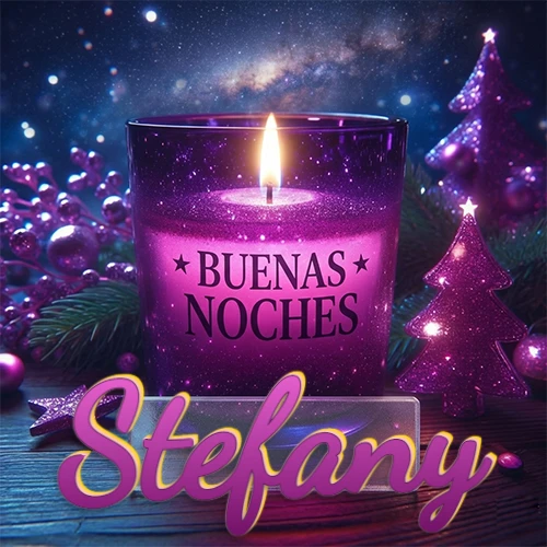 Vela morada brillante dentro de un vaso de vidrio, con la frase 'BUENAS NOCHES', rodeada de adornos festivos brillantes y pequeños árboles de Navidad bajo un cielo nocturno estrellado. El nombre aparece en un marco de vidrio transparente rectangular debajo del vaso. Nombre personalizado: Stefany. Vela morada brillante dentro de un vaso de vidrio, con la frase 'BUENAS NOCHES', rodeada de adornos festivos brillantes y pequeños árboles de Navidad bajo un cielo nocturno estrellado. El nombre aparece en un marco de vidrio transparente rectangular debajo del vaso. Nombre personalizado: Stefany.