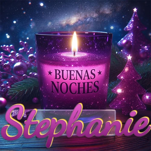 Vela morada brillante dentro de un vaso de vidrio, con la frase 'BUENAS NOCHES', rodeada de adornos festivos brillantes y pequeños árboles de Navidad bajo un cielo nocturno estrellado. El nombre aparece en un marco de vidrio transparente rectangular debajo del vaso. Nombre personalizado: Stephanie.