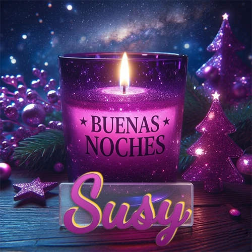 Vela morada brillante dentro de un vaso de vidrio, con la frase 'BUENAS NOCHES', rodeada de adornos festivos brillantes y pequeños árboles de Navidad bajo un cielo nocturno estrellado. El nombre aparece en un marco de vidrio transparente rectangular debajo del vaso. Nombre personalizado: Susy.
